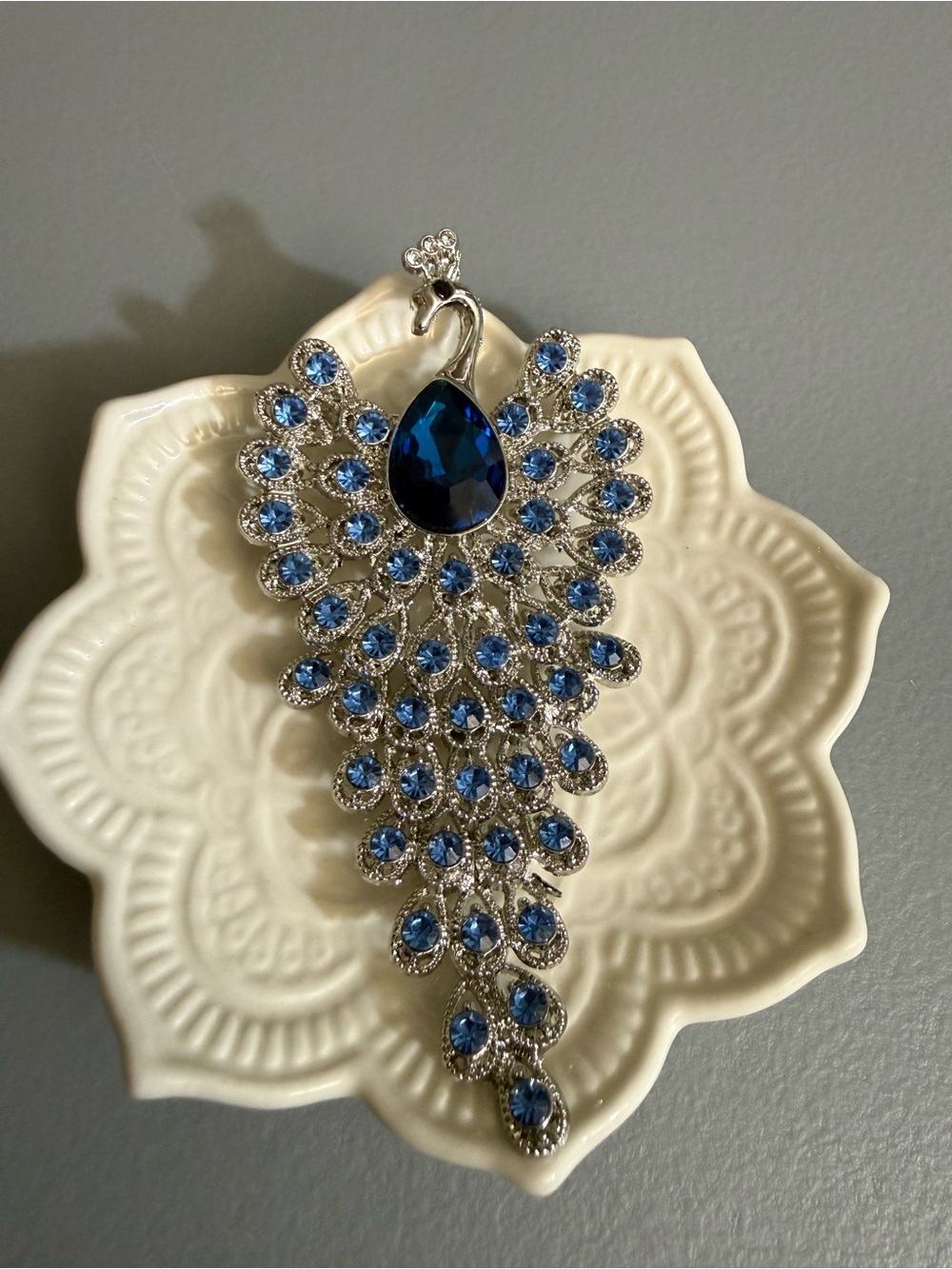 New sparkling peacock-shaped statement Teardrop brooch blue crystals silver-tone
